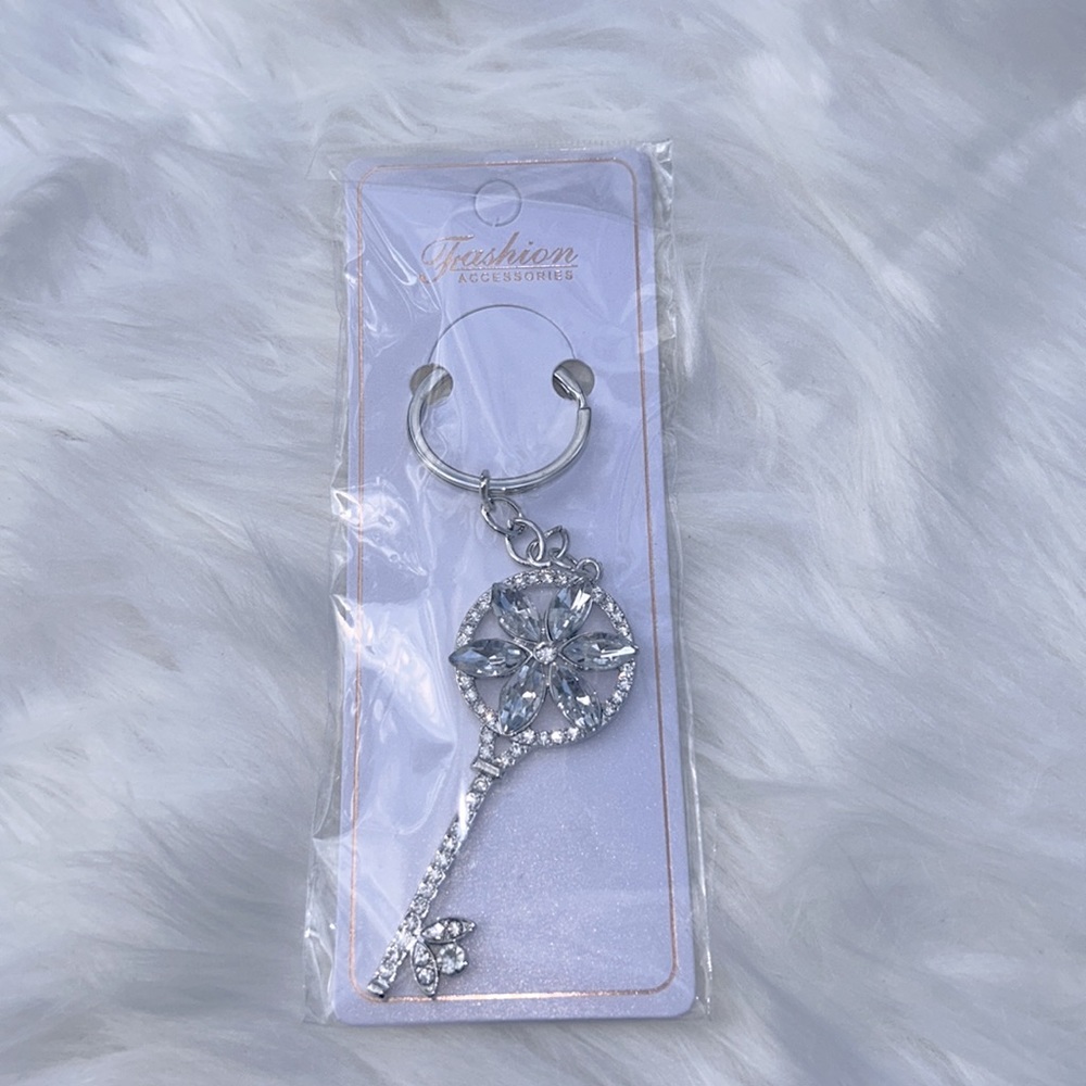 NWT Flowered Silver Key Keychain with Rhinestones - Picture 5 of 6